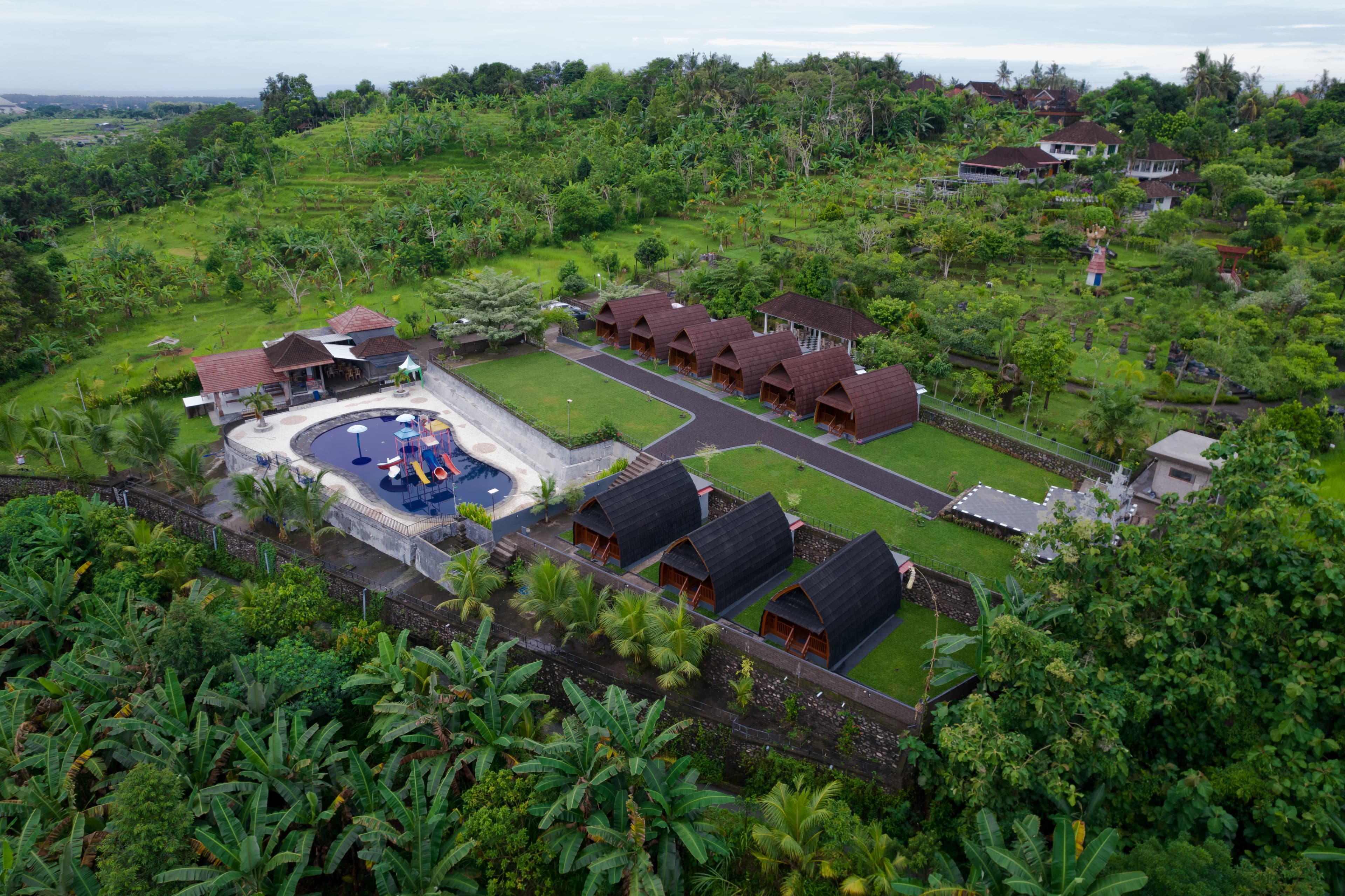 Suasana glamping dan taman di Nirwana Garden Bali, Jembrana